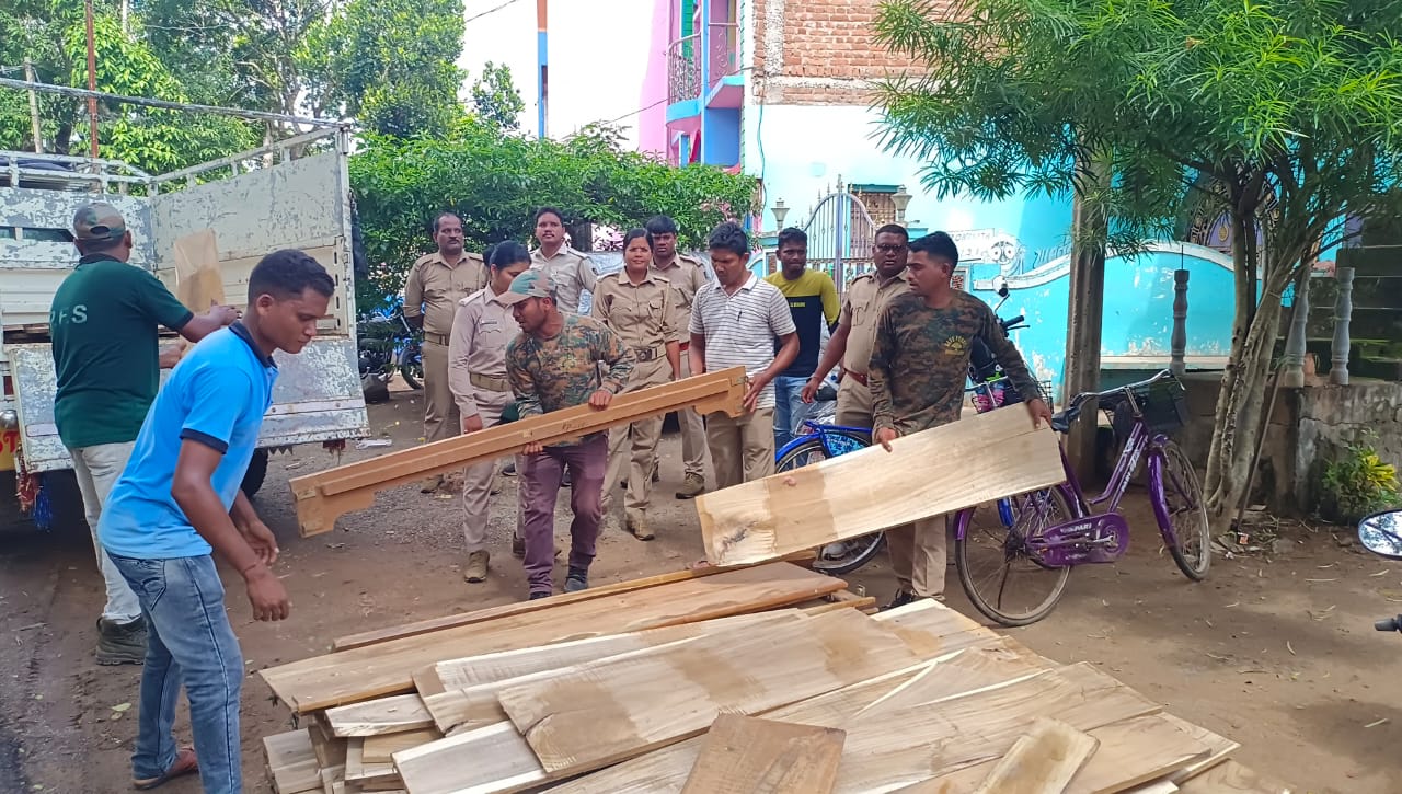 You are currently viewing ସାତନଳ ଛକରୁ ଲକ୍ଷାଧିକ ଟଙ୍କାର ମୂଲ୍ୟବାନ କାଠ ଜବତ କଲା ବନ ବିଭାଗ