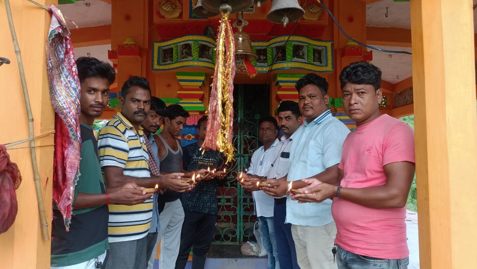 You are currently viewing ବ୍ଳକ୍ ଅଧ୍ୟକ୍ଷଙ୍କ ଆଶୁ ଆରୋଗ୍ଯ କାମନା କରି ମାଆ କୁମାରଶୁଣି ପୀଠରେ ଦୀପଦାନ