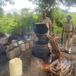 Read more about the article ଦେଶୀ ଚୋରା ମଦ ଜବତ , ପୋଚ ନଷ୍ଟ ଜଣକୁ କୋର୍ଟ ଚାଳନା,