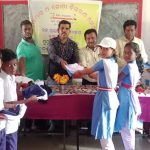 Read more about the article ପୁରୁଷୋତ୍ତମପୁର ଏନଏସି ଅନ୍ତର୍ଗତ କୁମ୍ଭାରୀ ଉଚ୍ଚ ପ୍ରାଥମିକ ବିଦ୍ୟାଳୟ ର ପିଲାମାନଙ୍କୁ ଉପାଧ୍ୟକ୍ଷ ଙ୍କ ଦ୍ୱାରା ଡ୍ରେସ ବଣ୍ଟନ