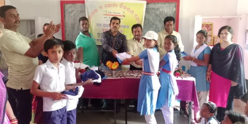 ପୁରୁଷୋତ୍ତମପୁର ଏନଏସି ଅନ୍ତର୍ଗତ କୁମ୍ଭାରୀ ଉଚ୍ଚ ପ୍ରାଥମିକ ବିଦ୍ୟାଳୟ ର ପିଲାମାନଙ୍କୁ ଉପାଧ୍ୟକ୍ଷ ଙ୍କ ଦ୍ୱାରା ଡ୍ରେସ ବଣ୍ଟନ