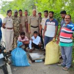 Read more about the article ବାଇକରେ ଗଞ୍ଜେଇ ଚୋରାଚାଲାଣ ବେଳେ ୨ ଯୁବକଙ୍କୁ ଧରିଲା ପୋଲିସ ; ୪୩ କେଜିରୁ ଉର୍ଦ୍ଧ୍ବ ଗଞ୍ଜେଇ ଜବତ