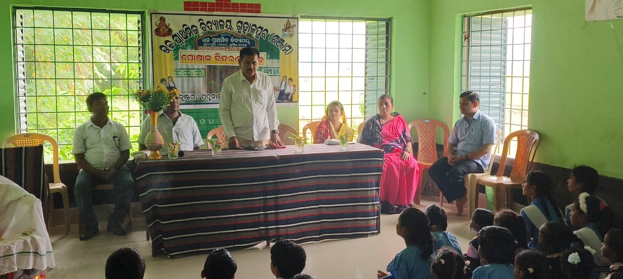 You are currently viewing ପୋଷାକ ବଣ୍ଟନ ମେଳାରେ ଯୋଗଦେଲେ ଗୋଷ୍ଠୀ ଶିକ୍ଷାଧିକାରୀ