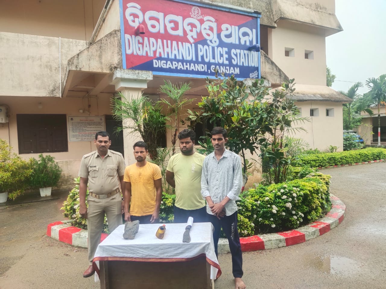 You are currently viewing ମହୁଡା ଡବଲ ମର୍ଡର ମାମଲାରେ ଆଉ ୩ ଅଭିଯୁକ୍ତ ଗିରଫ