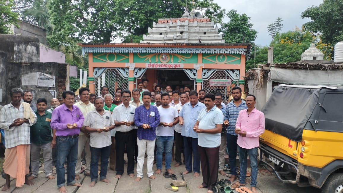 You are currently viewing ବ୍ଳକ୍ ଅଧ୍ୟକ୍ଷଙ୍କ ଆଶୁ ଆରୋଗ୍ୟ କାମନା କରି ଗୋବରା କପିଳେଶ୍ଵର ମନ୍ଦିରରେ 108 ଦୀପଦାନ