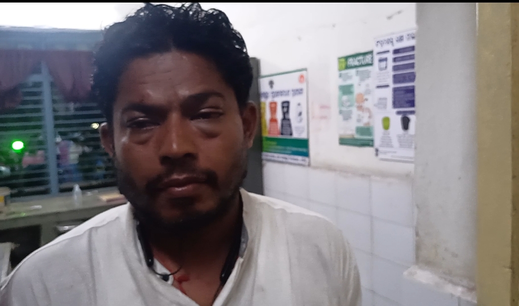 You are currently viewing ବ୍ଲକ କାର୍ଯ୍ୟାଳୟରେ ସରପଞ୍ଚଙ୍କୁ କର୍ମଚାରୀଙ୍କ ମରଣାନ୍ତକ ଆକ୍ରମଣ, ମେଡିକାଲରେ ଭର୍ତ୍ତି ।