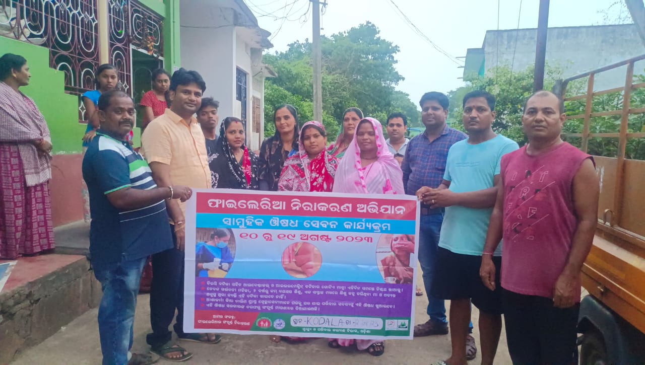 You are currently viewing ଫାଇଲେରିଆ ନିରାକରଣ ଅଭିଯାନରେ ଏନଏସି ଅଧ୍ୟକ୍ଷ, ନିଜେ ଉପସ୍ଥିତ ରହି ମାଳିତୋଟା ସାହିରେ ଲୋକଙ୍କୁ ଖୁଆଇଲେ ଔଷଧ