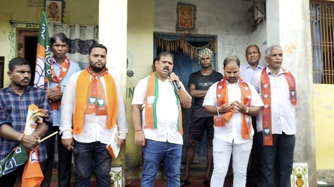 You are currently viewing ବେଗୁନିଆପଡ଼ା ବ୍ଳକରେ ବିଜେପି ପକ୍ଷରୁ ଜାରି ରହିଛି ମାରାଥନ ଜନ ସମ୍ପର୍କ ପଦଯାତ୍ରା।