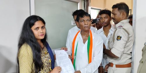 କଂଗ୍ରେସ ପକ୍ଷରୁ ଦାବୀପତ୍ର ପ୍ରଦାନ ।