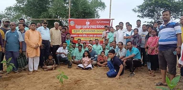 You are currently viewing ସମାଜସେବା,ପରିବେଶ ସୁରକ୍ଷା, ପୂଜ୍ୟପୂଜା,ଶିକ୍ଷାଦାନର ଅପୂର୍ବ ସମାରୋହ : “ହିନ୍ଦୁସ୍ଥାନ ହେଲପିଙ୍ଗ ହ୍ୟାଣ୍ଡସ୍” ସାମାଜିକ ସଂଗଠନ ।