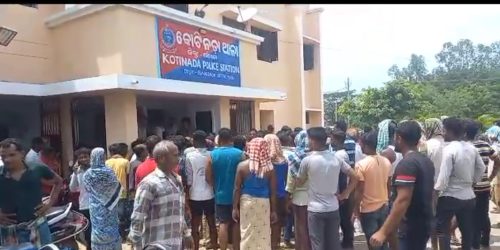 ବିଜ୍ଞାନ ଯୁଗରେ ବି ହଟୁନି ଅନ୍ଧ ବିଶ୍ବାସ – ଗାଁ କୁ ଗୁଣିଆ ଆଣିବାକୁ ଅନୁମତି ଦେବାକୁ ଥାନା ଆଗରେ ଗାଁ ଲୋକଙ୍କ ଭିଡ ।