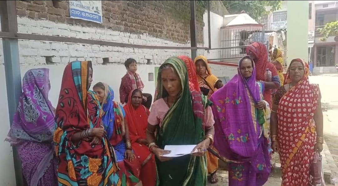 You are currently viewing ବର୍ଷବର୍ଷ ଧରି ଗାଁ ରାସ୍ତା ପାଲଟିଛି ମରଣ ଜନ୍ତା ,ଅଭିଯୋଗ ଆଣିଲେ ଗାଁର ସତାଧିକ ମହିଳା