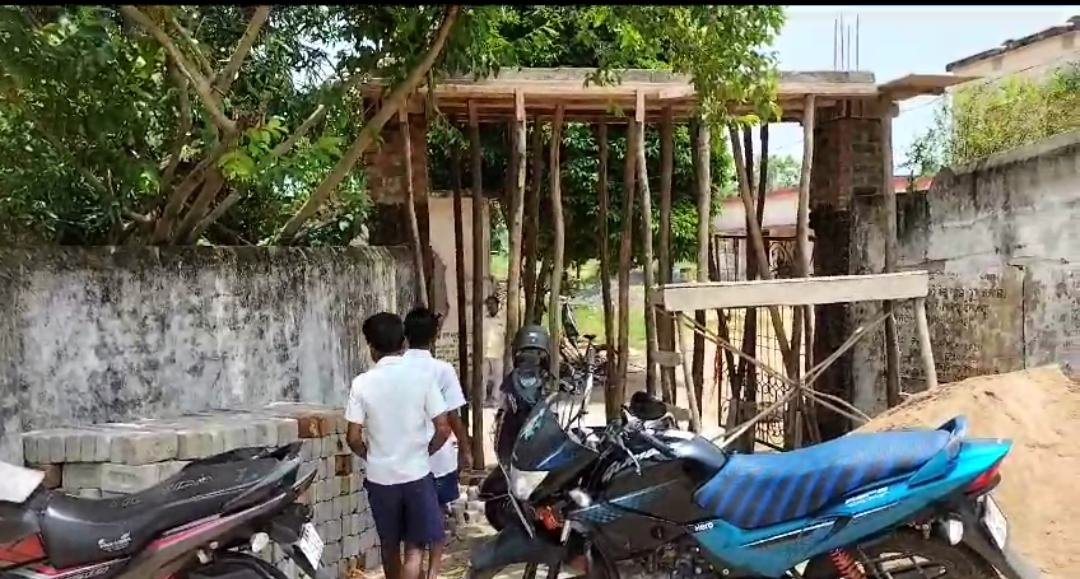 You are currently viewing ସିଦ୍ଧନଇ ପଚାଂୟତ ଉଚ୍ଚ ବିଦ୍ୟାଳୟରେ ଶୈାଚାଳୟ ଯନ୍ତ୍ରଣା, ପାଠ ପଢା ସମୟରେ ଶିକ୍ଷକଙ୍କ ଅଗୋଚରରେ ବାହାରକୁ ଯାଉଛନ୍ତି ଛାତ୍ରଛାତ୍ରୀ