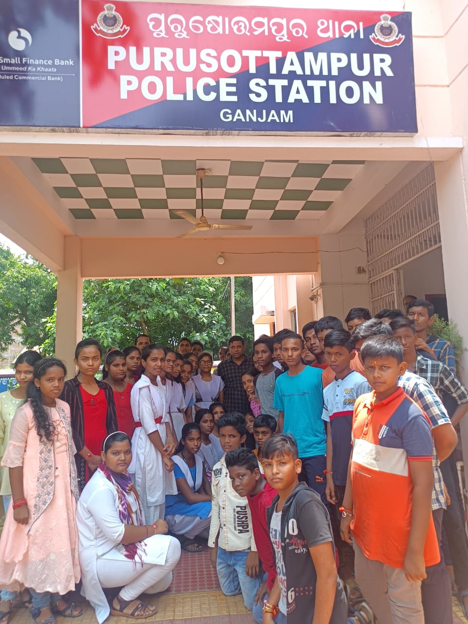 You are currently viewing ଶ୍ରୀରାମ ଆଦର୍ଶ ଶିକ୍ଷା ନିକେତନ ଓ ସରସ୍ବତୀ ଶିଶୁମନ୍ଦିର ତରଫରୁ ମେଡିକାଲ ଓ ଵୃଦ୍ଧାଶ୍ରମ ରେ ଖାଦ୍ୟ ଓ ବସ୍ତ୍ର ବଣ୍ଟନ