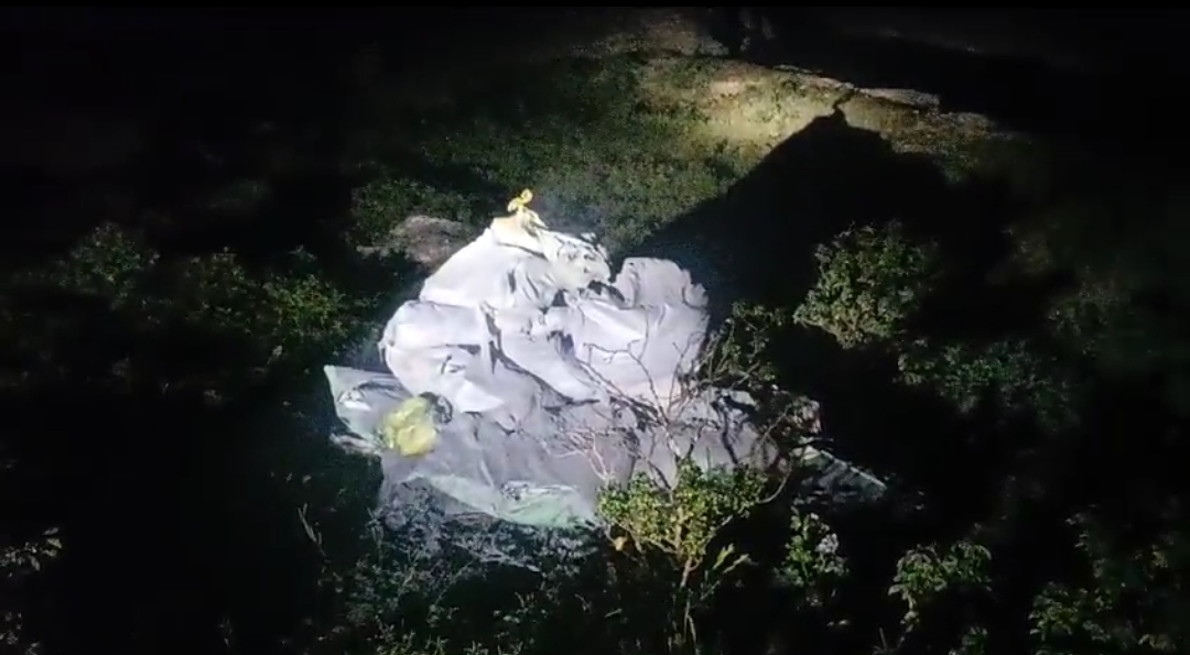 You are currently viewing ବହୁ ପରିମାଣର ବେଆଇନ ବାରୁଦ ନଷ୍ଟ କଲା ଆସିକା ପୋଲିସ, ୩ ଗାଡି ସହ ୪ ଗିରଫ