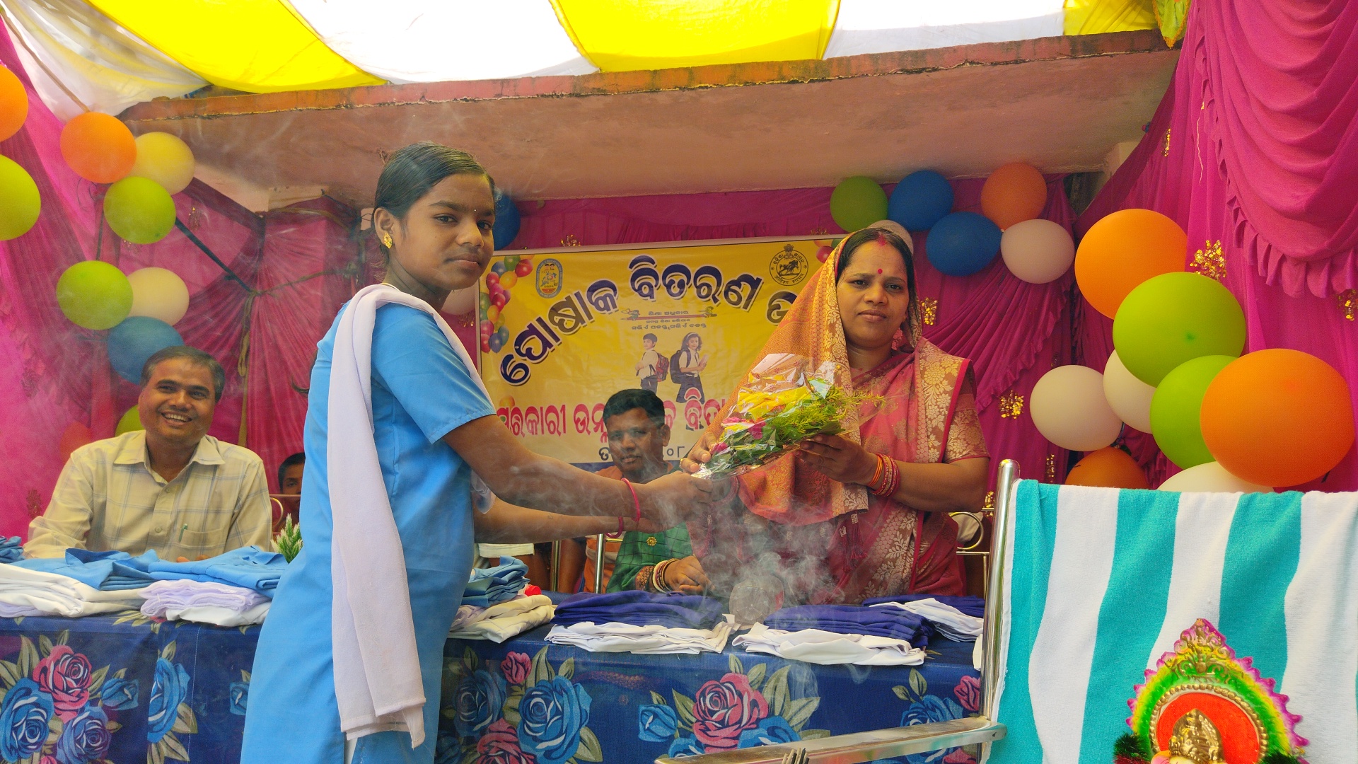 You are currently viewing କଉଡ଼ିଆ ସରକାରୀ ଉନ୍ନିତ ଉଚ୍ଚ ପ୍ରାଥମିକ ବିଦ୍ୟାଳୟ ରେ ପୋଷାକ ବିତରଣ ଉତ୍ସବ ଅନୁଷ୍ଠିତ