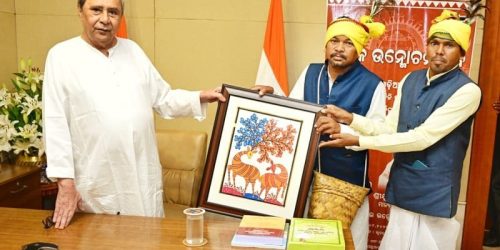 ନବୀନ ନିବାସ ଠାରେ ଜନଜାତି ଭାଷା ସଂସ୍କୃତି ପ୍ରତିଷ୍ଠାନ ପକ୍ଷରୁ ପ୍ରକାଶିତ ସାନ୍ତାଳୀ-ଓଡିଆ-ଇଂରାଜୀ ଶଦ୍ଦକୋଷକୁ ଲୋକାର୍ପଣ କଲେ ମୁଖ୍ୟମନ୍ତ୍ରୀ ।