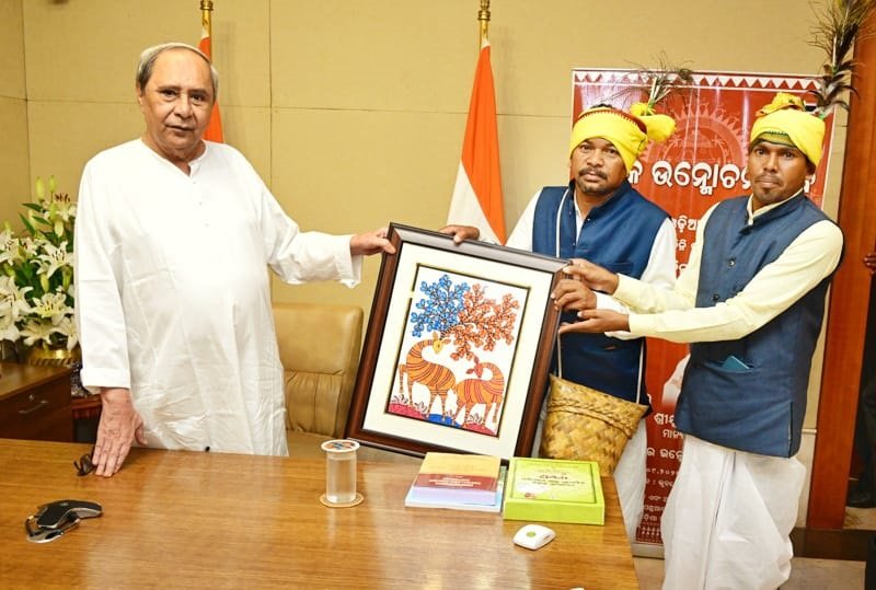 You are currently viewing ନବୀନ ନିବାସ ଠାରେ ଜନଜାତି ଭାଷା ସଂସ୍କୃତି ପ୍ରତିଷ୍ଠାନ ପକ୍ଷରୁ ପ୍ରକାଶିତ ସାନ୍ତାଳୀ-ଓଡିଆ-ଇଂରାଜୀ ଶଦ୍ଦକୋଷକୁ ଲୋକାର୍ପଣ କଲେ ମୁଖ୍ୟମନ୍ତ୍ରୀ ।