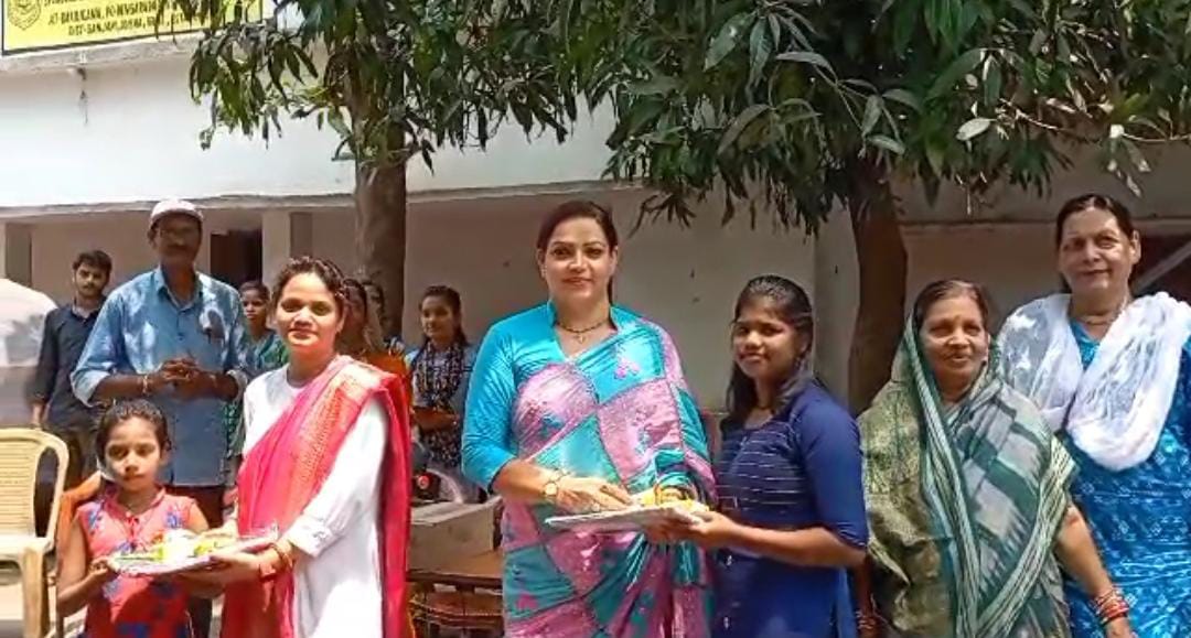 You are currently viewing ସମାଜସେବୀ ଶିକ୍ଷୟତ୍ରୀ ଙ୍କ ମୁକ ବଧିର ବିଦ୍ୟାର୍ଥୀ ଙ୍କୁ ସହାୟତା ପ୍ରଦାନ