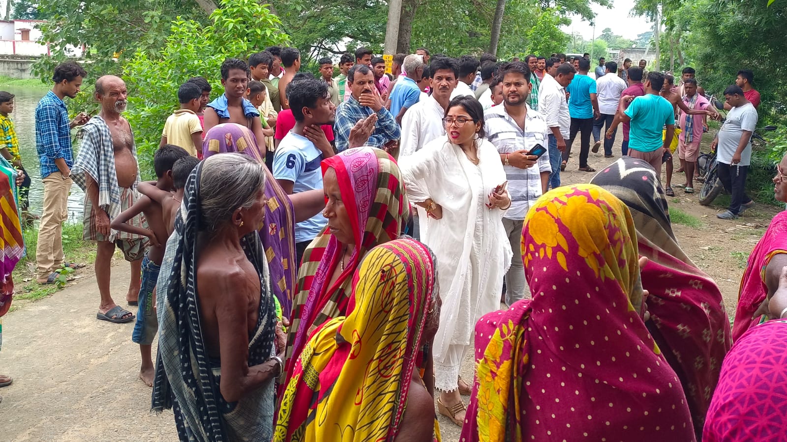 You are currently viewing ଇନାମ ବେଲପଡ଼ା ଠାରେ ଅଘଟଣ,ସରକାରୀ ହୋଡିଂରେ ବିଦ୍ଯୁତ ସଂସ୍ପର୍ଶରେ ଆସି ବୃଦ୍ଧ ମୃତ୍ୟୁ