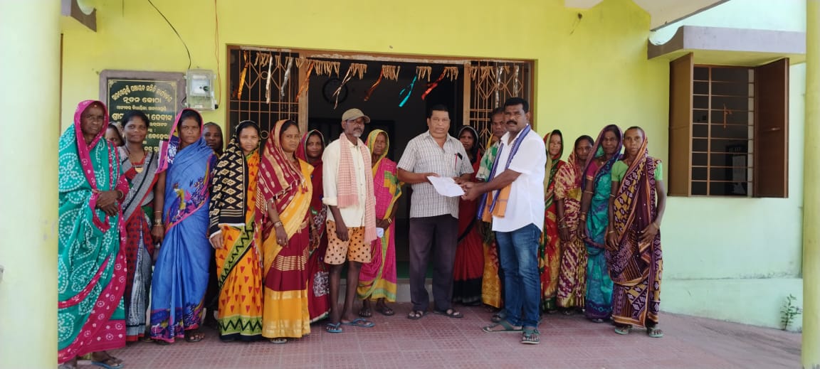 You are currently viewing ପାନୀୟ ଜଳ ଯୋଗାଣ ପାଇଁ ବିଡ଼ିଓଙ୍କୁ ଦାବୀପତ୍ର ଦେଲେ ତିତିଖଣ୍ଡି ଗ୍ରାମବାସୀ ।