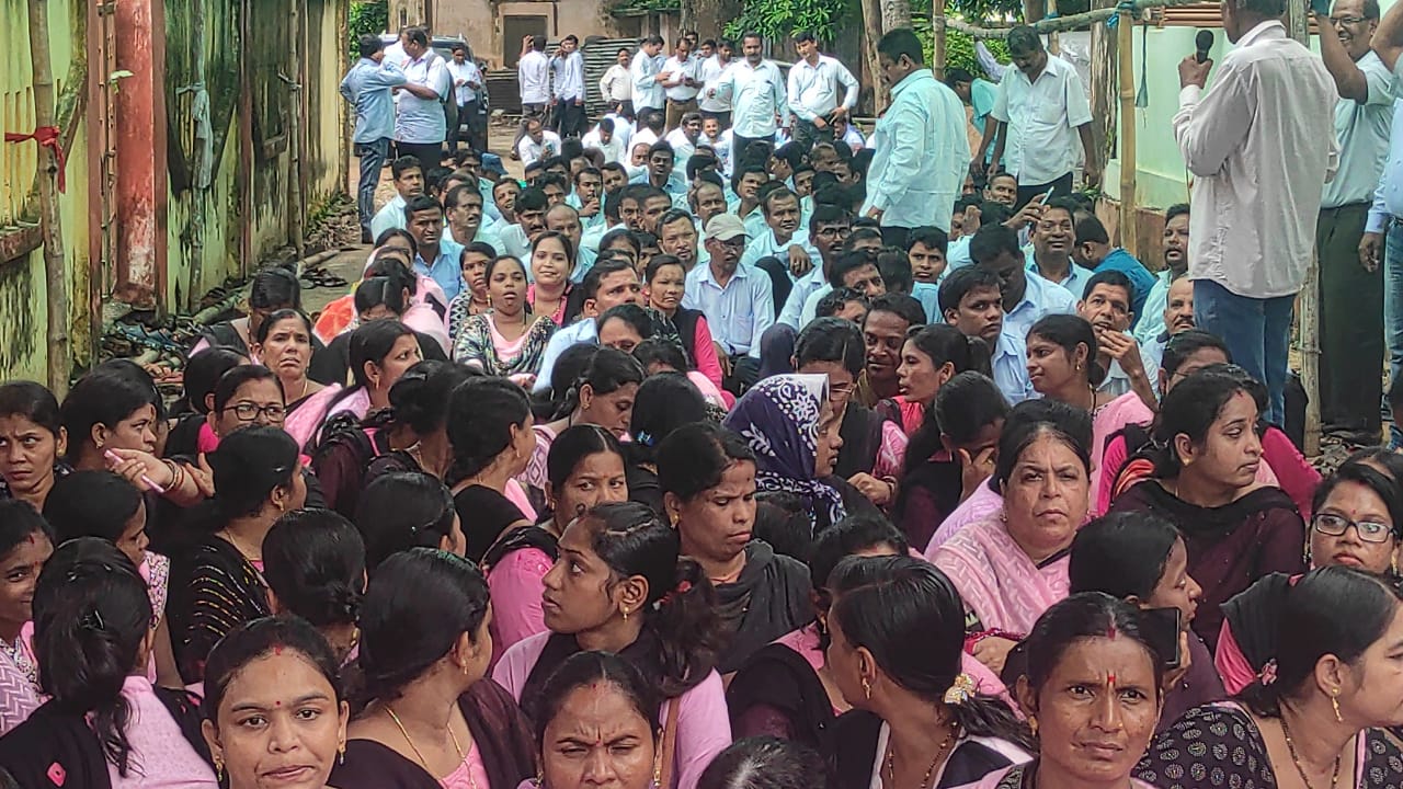 You are currently viewing ପୁରୁଷୋତ୍ତମପୁର ବ୍ଳକରେ ଶିକ୍ଷକ ଙ୍କ ବିଇଓ ଅଫିସ ଆଗରେ ଧାରଣା