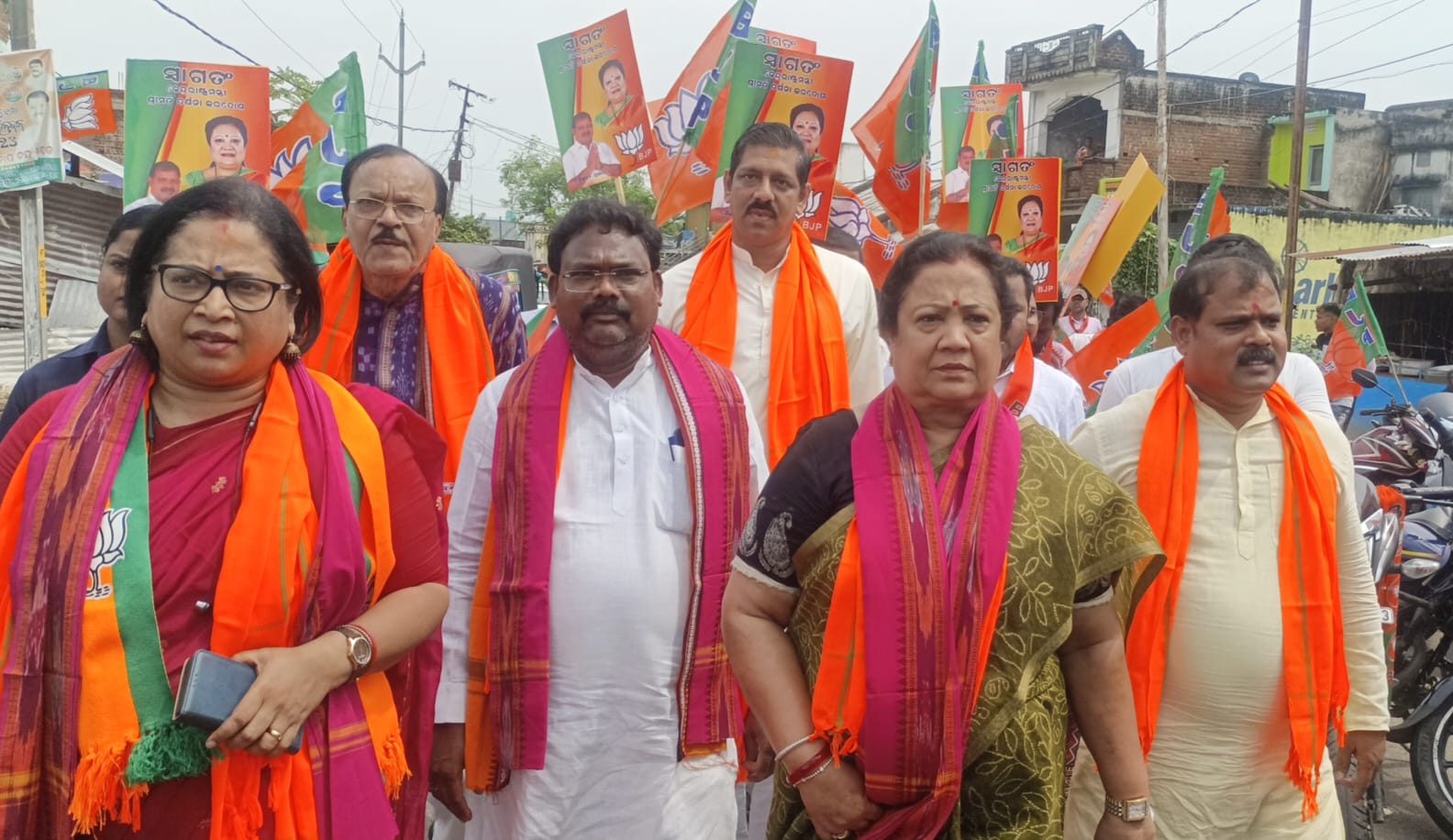 You are currently viewing କୋଦଳାରେ କେନ୍ଦ୍ରମନ୍ତ୍ରୀ ଦର୍ଶନା ଜର୍ଦ୍ଦୋସଙ୍କ ବାଇକ୍ ଶୋଭାଯାତ୍ରା