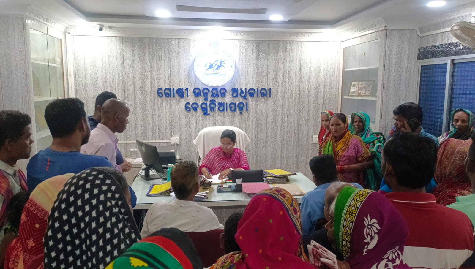 You are currently viewing ମନରେଗାରେ ମହା ଘୋଟାଲା ଅଭିଯୋଗ,ବ୍ଲକ ଘେରିଲେ ଖଣ୍ଡିଆନଈର ପଞ୍ଚାୟତବାସୀ