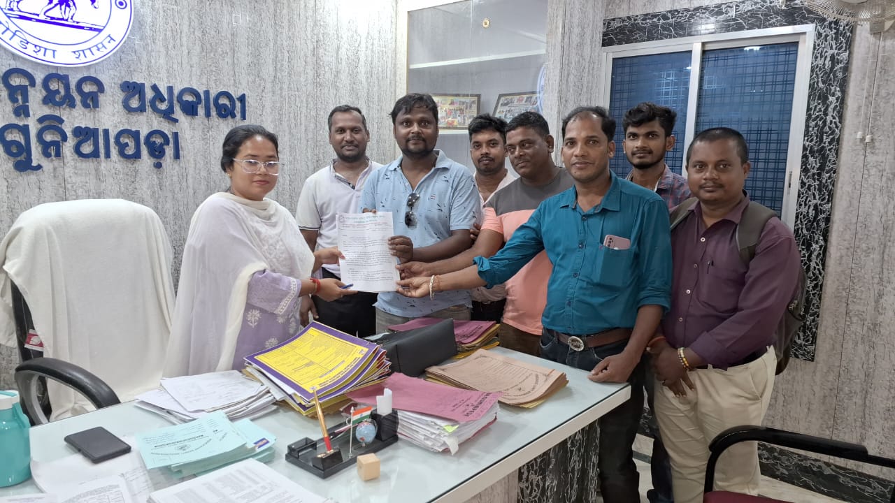 You are currently viewing ବେଗୁନିଆପଡା ବ୍ଲକର ମୋ ସେବା କେନ୍ଦ୍ର ପରିଚାଳକଙ୍କ ତରଫରୁ ବିଡ଼ିଓଙ୍କୁ ଦାବିପତ୍ର ପ୍ରଦାନ