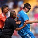 Read more about the article ଭାରତ-ଅଷ୍ଟ୍ରେଲିଆ ମ୍ୟାଚ୍ ମଝିରେ ମୈଦାନରେ ପଶିଲେ ଜ୍ରାଭୋ ୬୯ ।