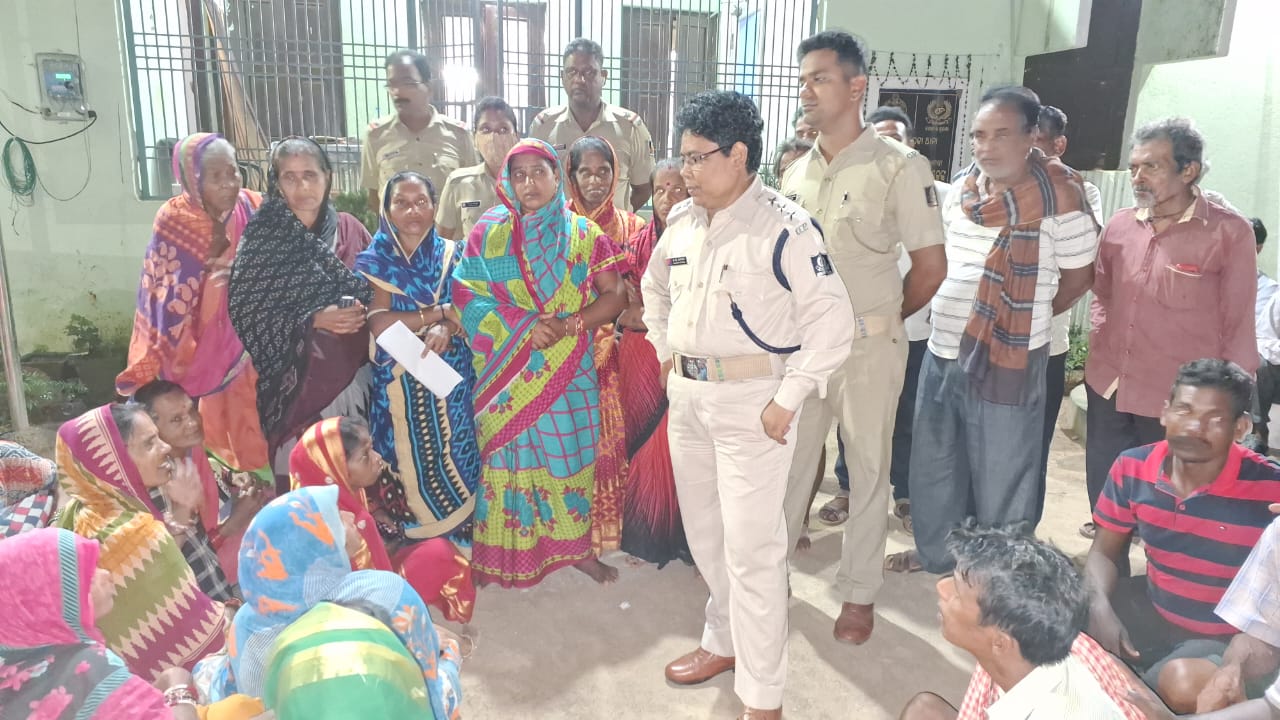 You are currently viewing ସୁଶୀଲ ହତ୍ୟାକାଣ୍ଡ ର ସମ୍ପୃକ୍ତି ଥିବା ଅନ୍ୟ କୁ ଗିରଫ କରିବା ଦାବିରେ ଥାନା ଘେରିଲେ କନ୍ୟାରିବାଡି ଗ୍ରାମବାସୀ