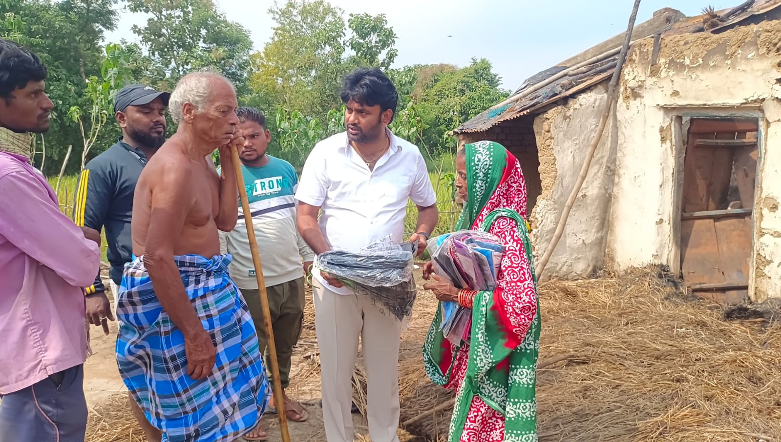 You are currently viewing କୋଦଳା ଅଗ୍ନିକାଣ୍ଡ ରେ କ୍ଷତିଗ୍ରସ୍ତ ପରିବାର ନିକଟରେ ପହଂଚିଲେ କୋଦଳା ଏନ ଏ ସି ଅଧକ୍ଷ ସୂର୍ଯ୍ୟ ନାରାୟଣ ନାୟକ