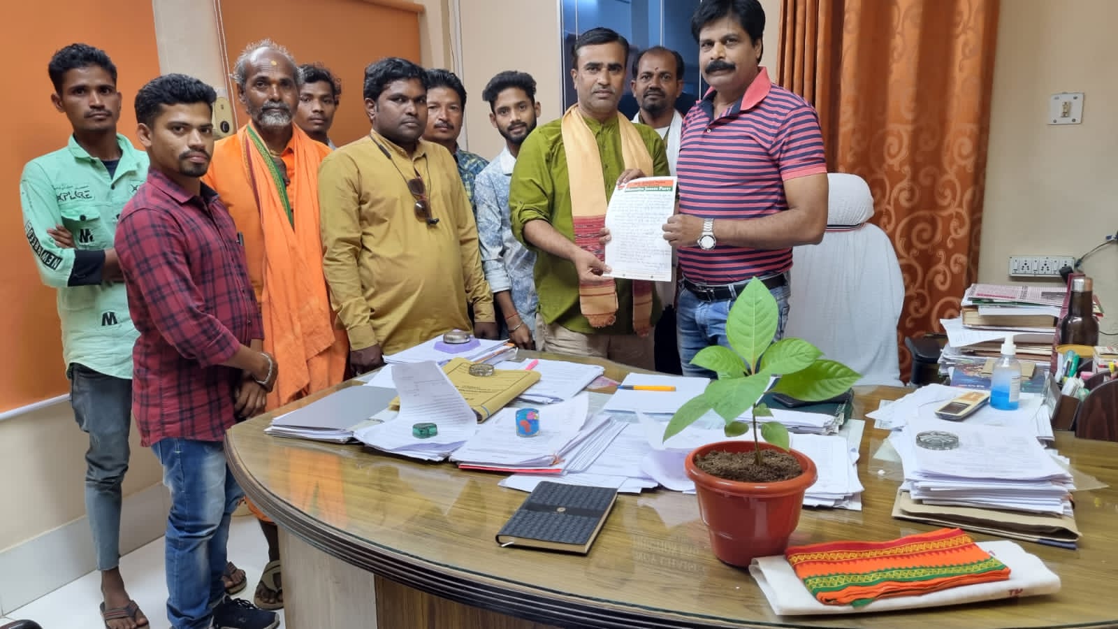 You are currently viewing ଦିଗପହଣ୍ଡି ଅଞ୍ଚଳର ଗ୍ରାମଗୁଡିକୁ ପ୍ରଧାନମନ୍ତ୍ରୀ ସଡ଼କ ଯୋଜନାରେ ଅନ୍ତର୍ଭୁକ୍ତ କରି ରାସ୍ତା ନିର୍ମାଣ କରିବା ପାଇଁ ଶ୍ରୀକାନ୍ତ ପାଢ଼ୀଙ୍କ ଦାବୀ ।