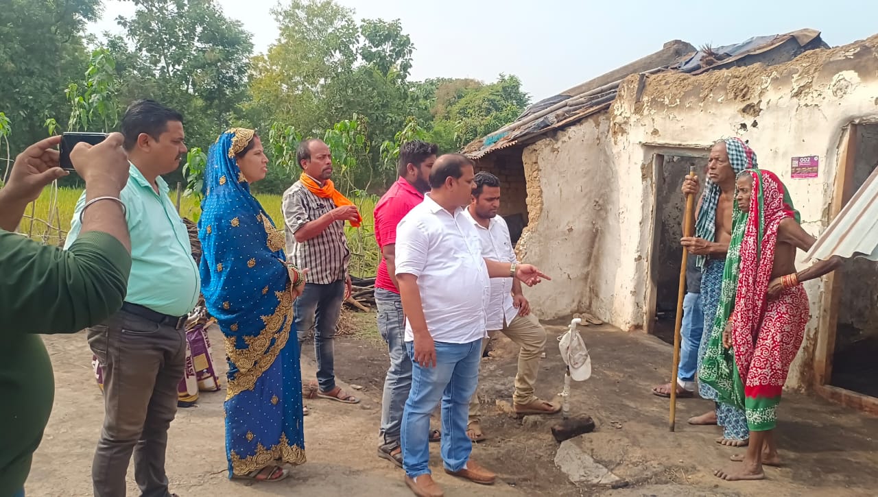 You are currently viewing ଅଗ୍ନି ବିପନ୍ନଙ୍କୁ ଭେଟି ସହାୟତା ପ୍ରଦାନ କଲେ ବିଜେପି ନେତା ପ୍ରତାପ ନାୟକ