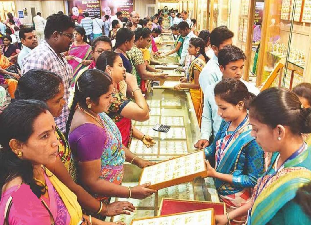 You are currently viewing ତାଳଚେର ଅଞ୍ଚଳରେ ଗ୍ରାହକଙ୍କୁ ଟକୁଛନ୍ତି ସୁନା ଦୋକାନୀଧନତରାସ୍ ପାଇଁ ଚଳ ଚଞ୍ଚଳ ସୁନାଦୋକାନ…