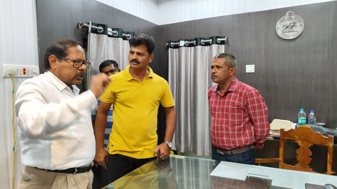 You are currently viewing ଏନ୍ଏସି ନିର୍ବାହୀ ଅଧିକାରୀଙ୍କ ଦବଙ୍ଗଗିରି,ସୋସିଆଲ ମିଡିଆରେ ଭାଇରାଲ ହେଉଛି ଭିଡିଓ