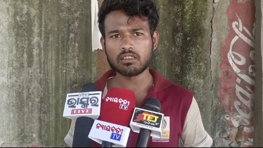 You are currently viewing ଗୁରାପଲୀ ଟୋଲ୍ ଗେଟ୍ ରେ ମନଇଛା ଫି ଆଦାୟକୁ ବିରୋଧ