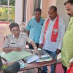 Read more about the article ବିଜେପିର ପ୍ରତିବାଦ ଶୋଭାଯାତ୍ରା ପାଇଁ ଲଗା ଯାଇଥିବା ଦଳୀୟ ପତାକାକୁ ବାହାର କରିଦେଲେ ନିର୍ବାହୀ ଅଧିକାରୀ। ଏଭଳି ଅଭିଯୋଗ ଆଣିଛି ବିଜେପି।