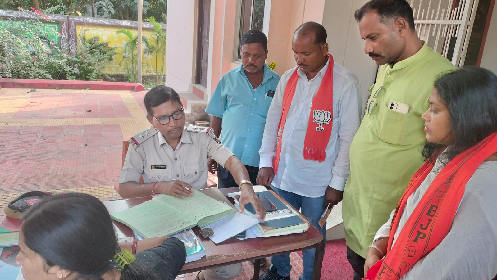 You are currently viewing ବିଜେପିର ପ୍ରତିବାଦ ଶୋଭାଯାତ୍ରା ପାଇଁ ଲଗା ଯାଇଥିବା ଦଳୀୟ ପତାକାକୁ ବାହାର କରିଦେଲେ ନିର୍ବାହୀ ଅଧିକାରୀ। ଏଭଳି ଅଭିଯୋଗ ଆଣିଛି ବିଜେପି।