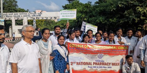 ୬୨ତମ ଜାତୀୟ ଫାର୍ମାସୀ ସପ୍ତାହ ଅବସରରେ ଏମକେସିଜି ମେଡିକାଲ ମେଇନ୍ ଗେଟ ଠାରୁ ଆଇଟିଆଇ ପର୍ଯ୍ୟନ୍ତ ଏକ ରାଲି ଅନୁଷ୍ଠିତ ।