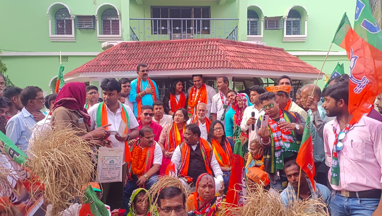 You are currently viewing ଭ୍ରଷ୍ଟାଚାର ଓ ଦୁର୍ନୀତି ବିରୁଦ୍ଧରେ ବେଗୁନିଆପଡ଼ା ବ୍ଳକ ଘେରିଲା ବିଜେପି