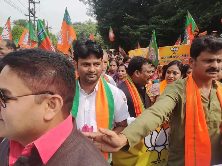 You are currently viewing ଦୁର୍ନୀତି ଭ୍ରଷ୍ଟାଚାର ବ୍ୟଭିଚାର କୁ ନେଇ ବେଗୁନିଆପଡା ବ୍ଲକ କାର୍ଯ୍ୟାଳୟ ଘେରାଉ କଲା ବିଜେପି।