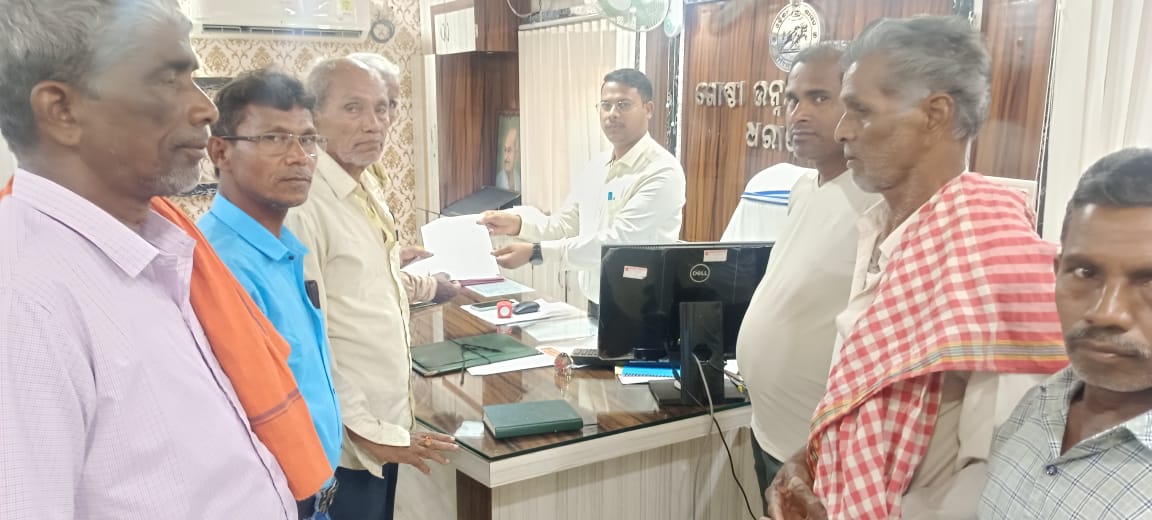 You are currently viewing ମରୁଡି ଘୋଷଣା ନେ଼ଇ ଚାଷୀଙ୍କ ତହସିଲଦାର ଙ୍କୁ ଦାବୀ ପତ୍ର ପ୍ରଦାନ
