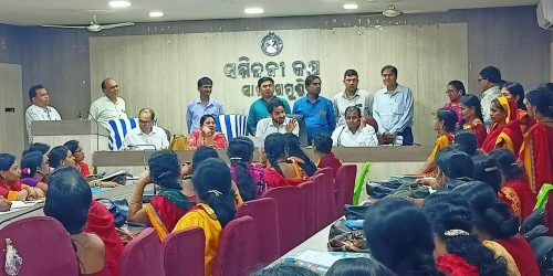 ସାନଖେମୁଣ୍ଡି ଗ୍ରସ୍ତରେ ଉପଜିଲ୍ଲାପାଳ,ତ୍ରୁଟି ଶୂନ୍ୟ ଲିଙ୍ଗଗତ ଭୋଟର ତାଲିକା ପ୍ରସ୍ତୁତ ପାଇଁ ବୁଥ ସ୍ତରୀୟ ଅଧିକାରୀଙ୍କ ସହ ଆଲୋଚନା