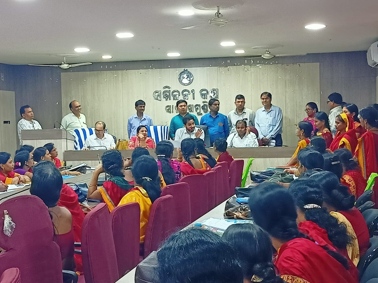 You are currently viewing ସାନଖେମୁଣ୍ଡି ଗ୍ରସ୍ତରେ ଉପଜିଲ୍ଲାପାଳ,ତ୍ରୁଟି ଶୂନ୍ୟ ଲିଙ୍ଗଗତ ଭୋଟର ତାଲିକା ପ୍ରସ୍ତୁତ ପାଇଁ ବୁଥ ସ୍ତରୀୟ ଅଧିକାରୀଙ୍କ ସହ ଆଲୋଚନା