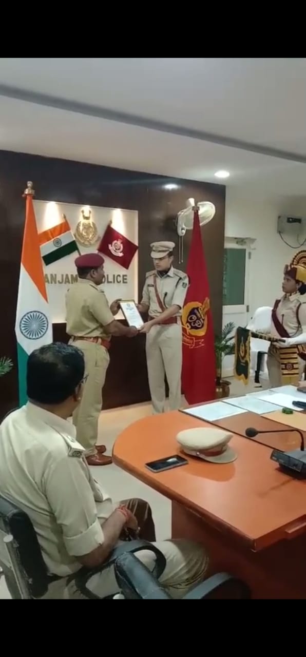 You are currently viewing ପ୍ରତିଷ୍ଠା ଦିବସରେ ସମ୍ବର୍ଦ୍ଧିତ ହେଲେ ଭଞ୍ଜନଗରର ଦୁଇ ହୋମଗାର୍ଡ