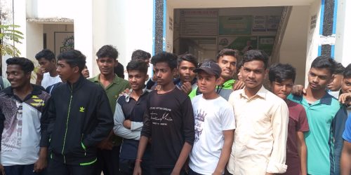 ଆର ସି ଏମ କଲେଜ ସମନ୍ୱିତ ଯୁବ ବିକାଶ କାର୍ଯ୍ୟକ୍ରମ ରେ ଅନିୟମିତତା ନେଇ ଅଧକ୍ଷ ଙ୍କୁ ଘେରିଲେ ଛାତ୍ର ଛାତ୍ରୀ