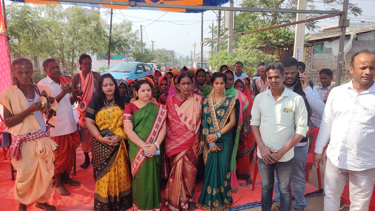 You are currently viewing ଗ୍ରାମ୍ୟ ଉନ୍ନୟନ ବିଭାଗ ର 21 କୋଟି ଟଙ୍କା ବ୍ୟୟ ରେ 5 ଗୋଟି ରାସ୍ତା ରେ ନିର୍ମାଣ ର ଭିତ୍ତି ପ୍ରସ୍ତର ସ୍ଥାପନ କଲେ ଖଲ୍ଲିକୋଟ ବିଧାୟିକା