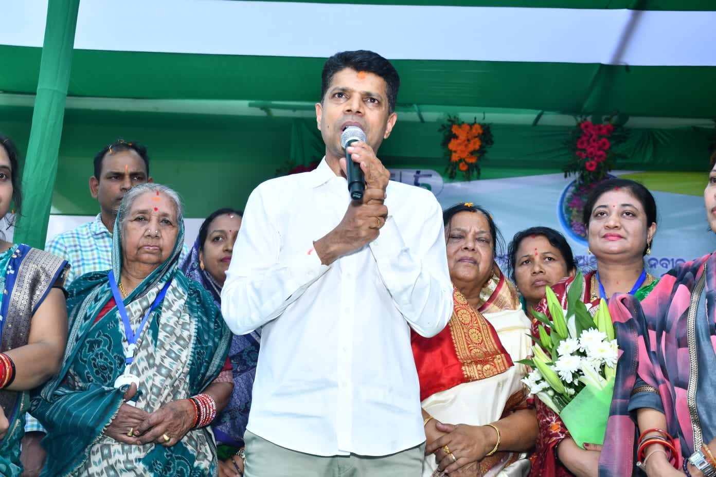 You are currently viewing ଖମ୍ବେଶ୍ବରୀଙ୍କ ଆଶିଷ ଭିକ୍ଷା କଲେ ପଣ୍ଡିଆନ