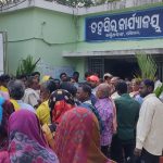 Read more about the article ମରୁଡି ଘୋଷଣା ଦାବି ରେ ତହସିଲ କାର୍ଯ୍ୟାଳୟ ଘେରିଲେ ଚାଷୀ